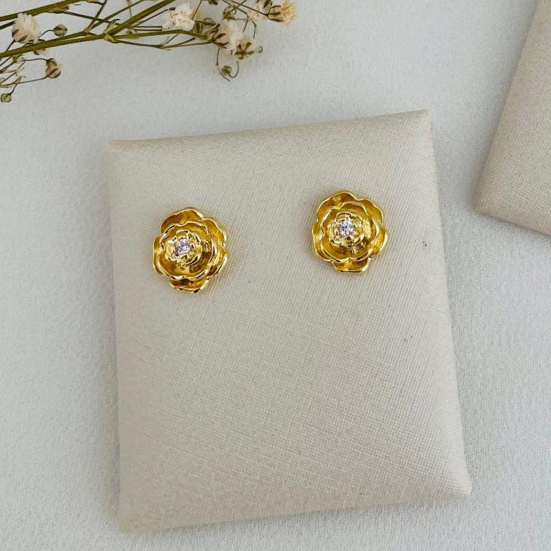 07.2636.1.O - Brinco de flor desenhada lisa com central de ponto de luz