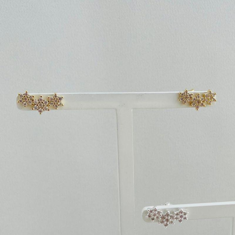 07.2637.1.O - Brinco de três flores de cinco pétalas em zirconias