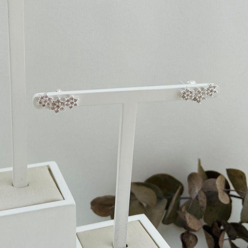 07.2637.1.S - Brinco de três flores de cinco pétalas em zirconias