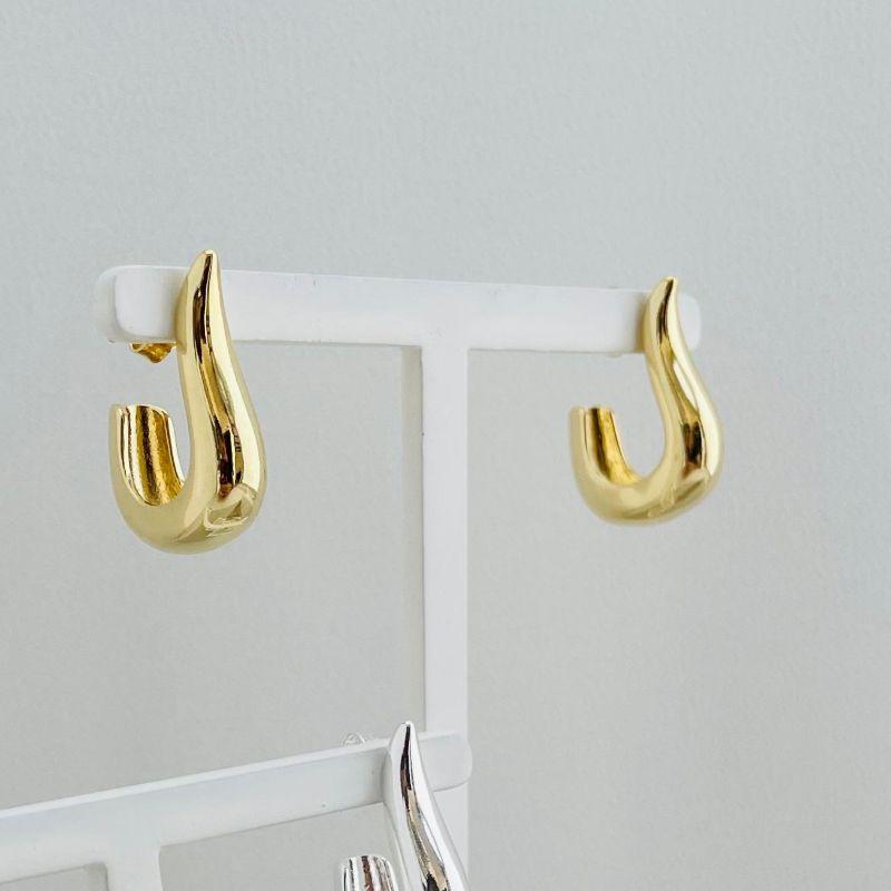 07.2639.0.O - Brinco formato J lis, desenho meia tulipa com ponta fina