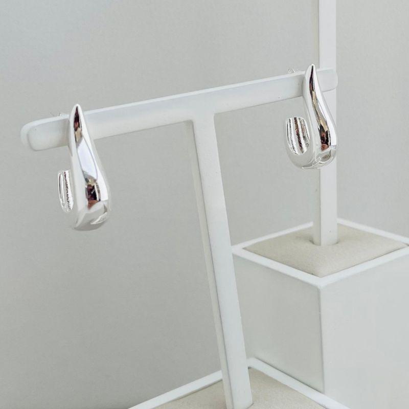 07.2639.0.S - Brinco formato J lis, desenho meia tulipa com ponta fina