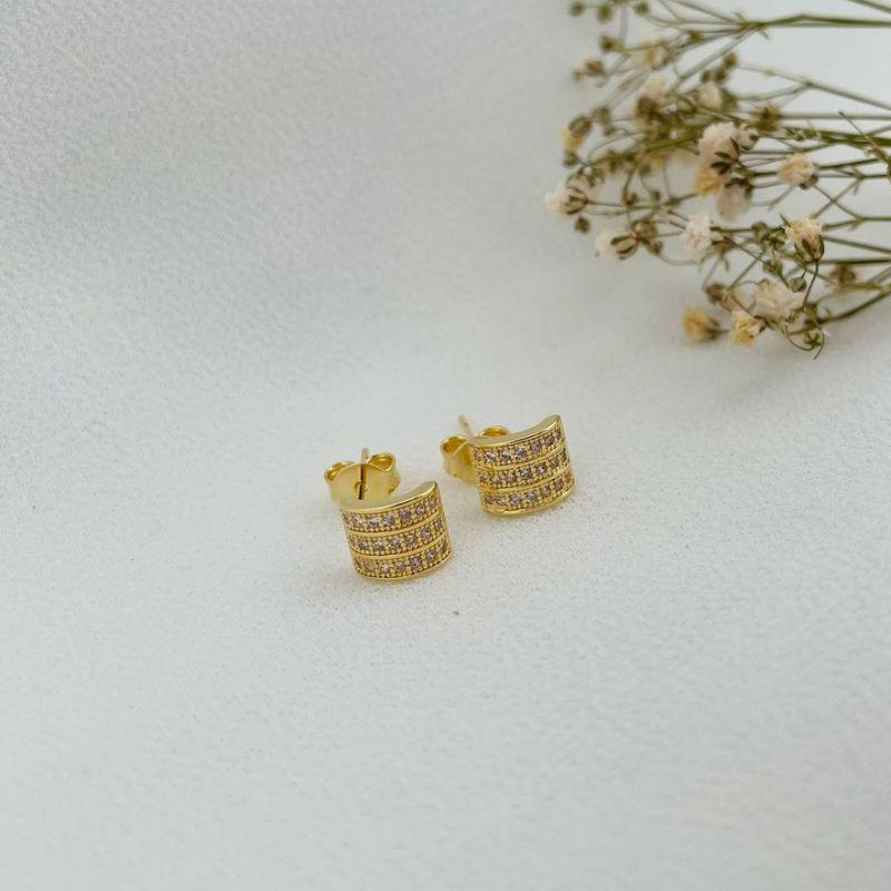 07.2643.1.O - Brinco de três colunas cravejadas com separação lisa entre elas