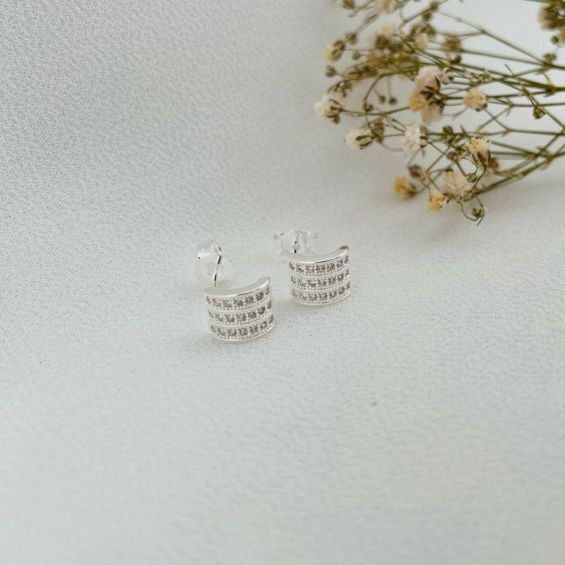 07.2643.1.S - Brinco de três colunas cravejadas com separação lisa entre elas