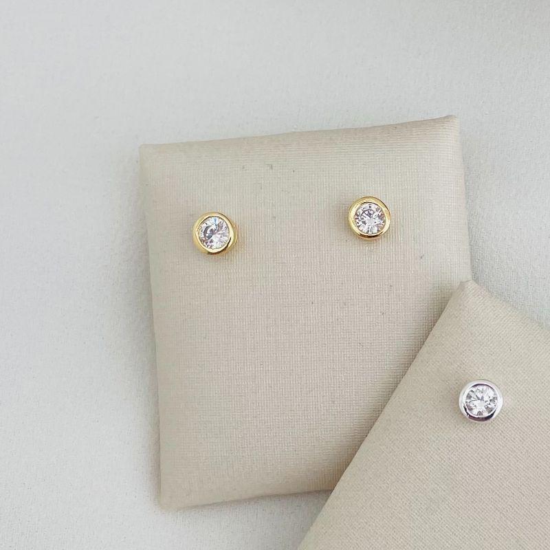 07.2644.1.O - Brinco de ponto de luz em cravação inglesa e galeria