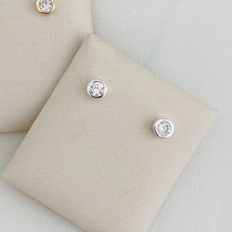 07.2644.1.S - Brinco de ponto de luz em cravação inglesa e galeria