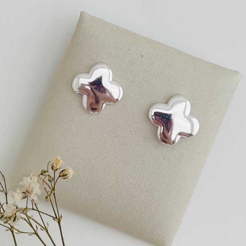 07.2645.0.S - Brinco de flor alhambra lisa com borda arredondada. Inspiração Van-Cleef