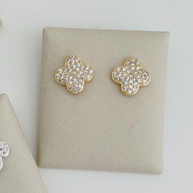 07.2646.1.O - Brinco de formato flor alhambra cravejada com borda fina lisa. Insp. Van-Cleef