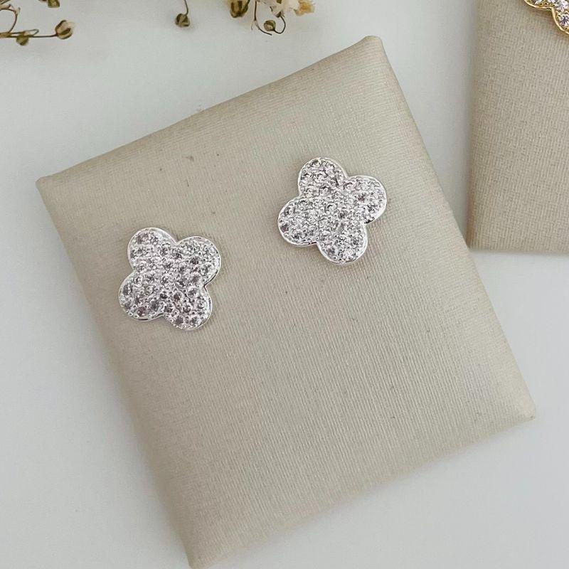 07.2646.1.S - Brinco de formato flor alhambra cravejada com borda fina lisa. Insp. Van-Cleef