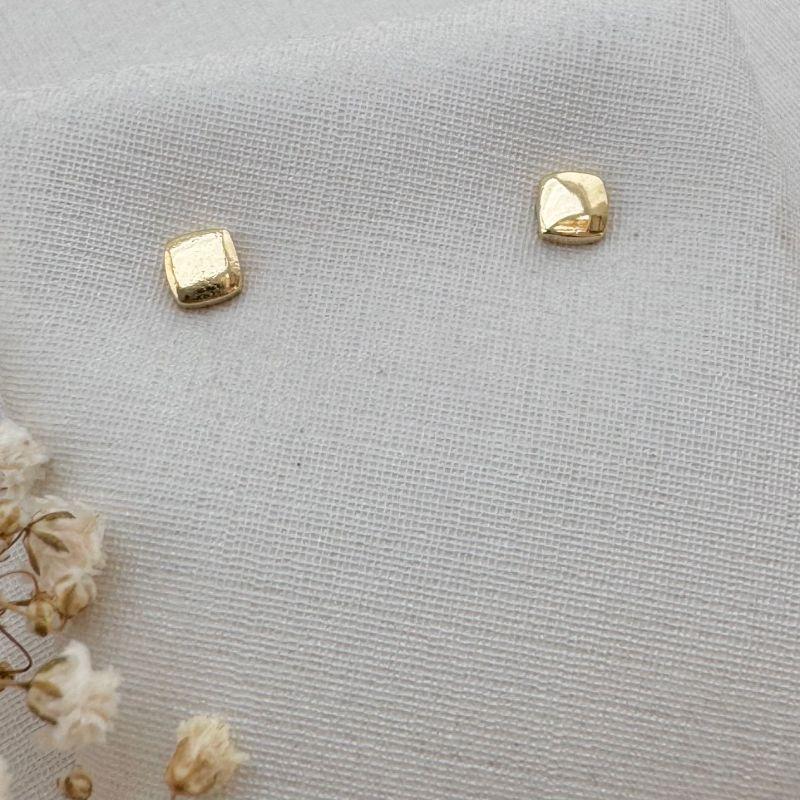 07.2647.0.O - Brinco mini quadrado liso com borda arredondada