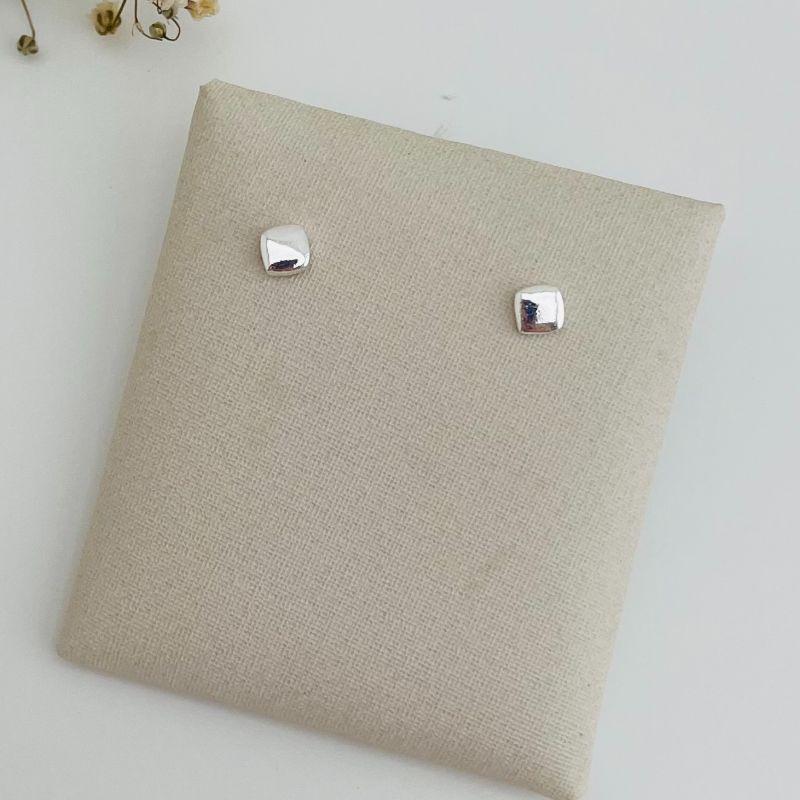 07.2647.0.S - Brinco mini quadrado liso com borda arredondada