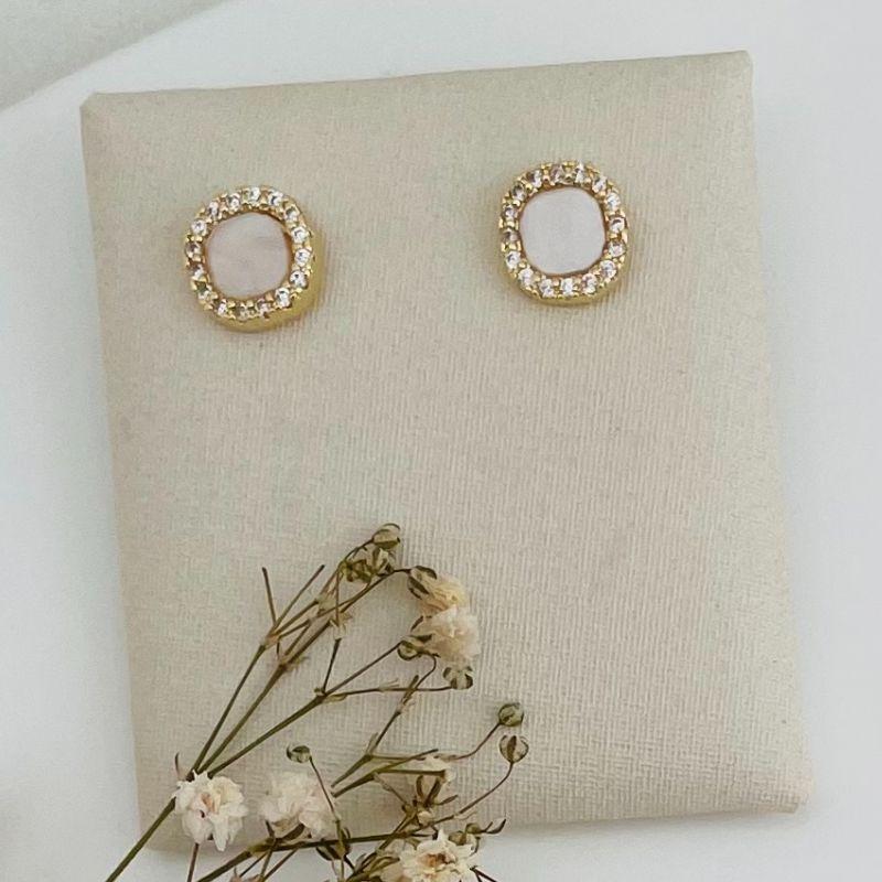 07.2649.15.O - Brinco quadrado arredondado em madreperola com borda cravejada