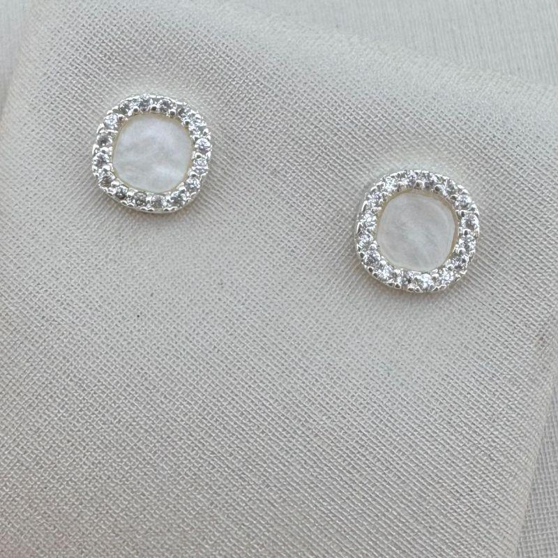 07.2649.15.S - Brinco quadrado arredondado em madreperola com borda cravejada