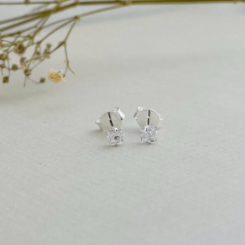 07.2650.1.S - Brinco pont de luz quadrado de 03cm tulipa quatro garras