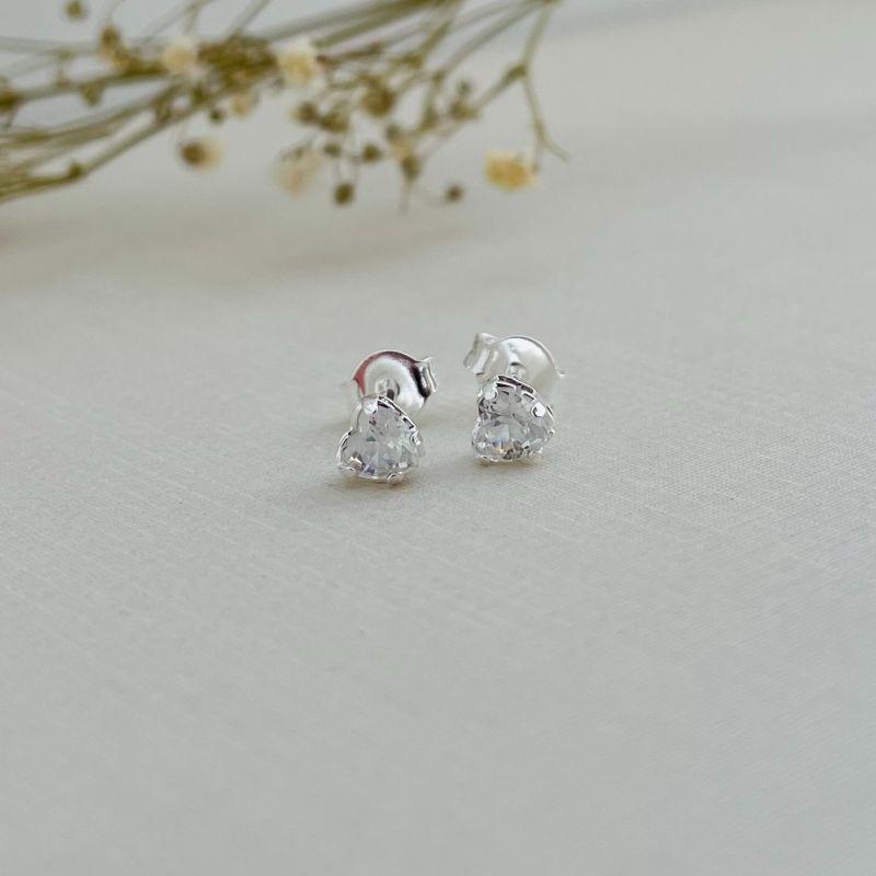 07.2652.1.S - (0.4) Brinco ponto de luz de coração com galeria e quatro garras