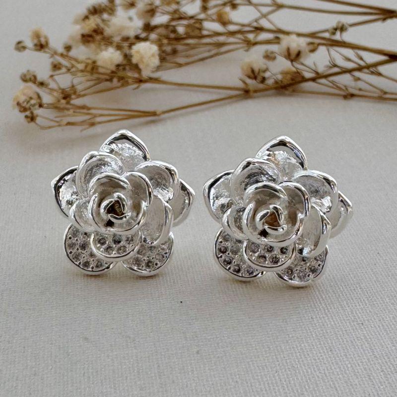 07.2655.1.S - Brinco de flor estilo Dália com pétalas inferiores cravejadas