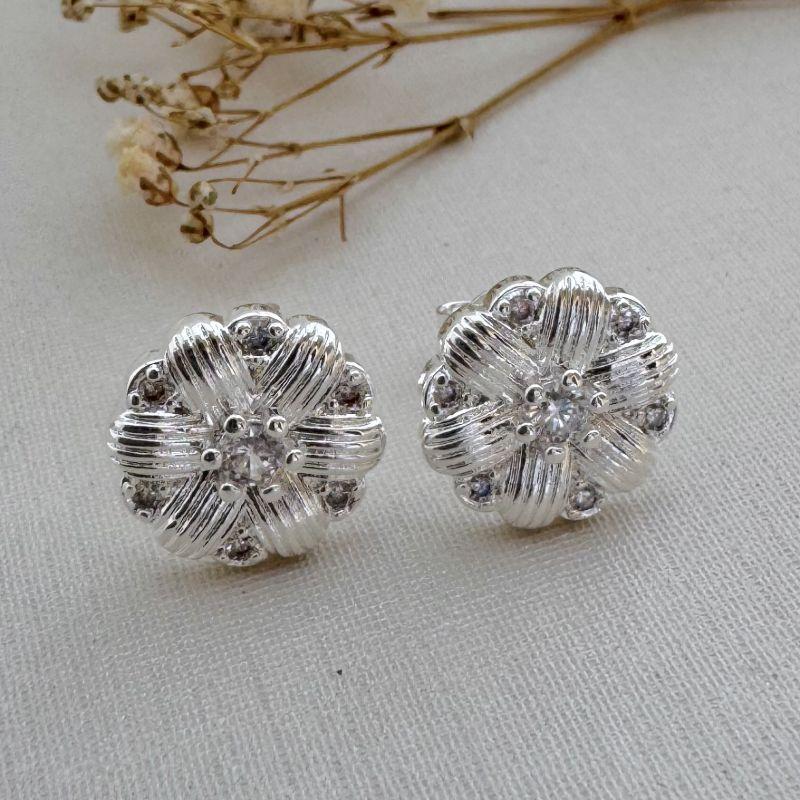 07.2656.1.S - Brinco de flor seis petalas longas com pontos de luz central e pontas