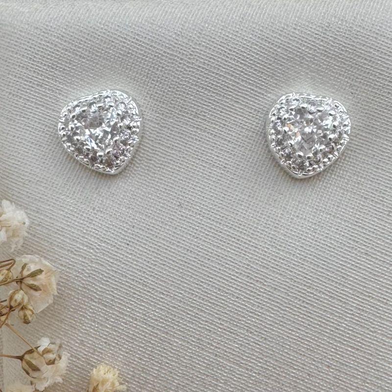 07.2659.1.S - Brinco de formato coração em pedra central com uma carreira de cravação em volta