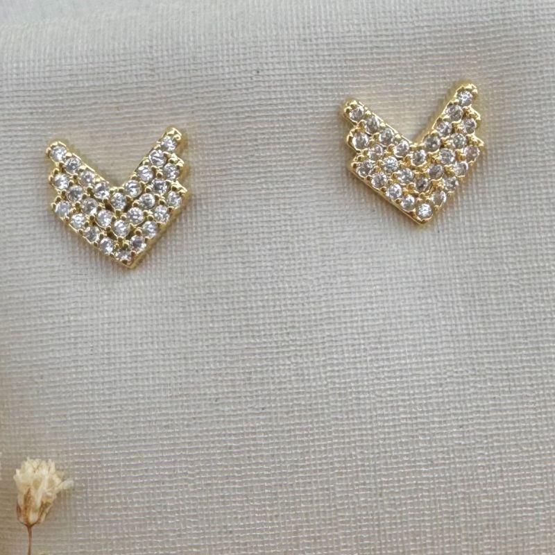 07.2660.1.O -Brinco de três linhas cravejadas em formato seta