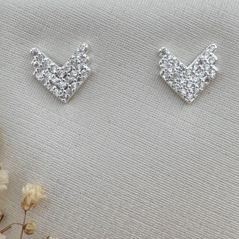 07.2660.1.S - Brinco de três linhas cravejadas em formato seta