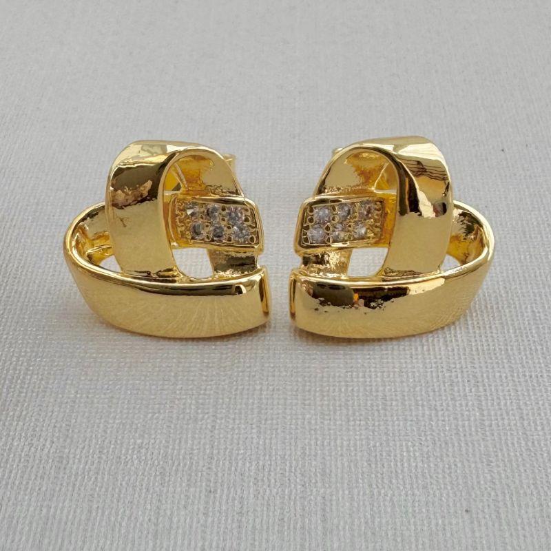 07.2661.1.O - Brinco de fita em formato coração com parte cravejada