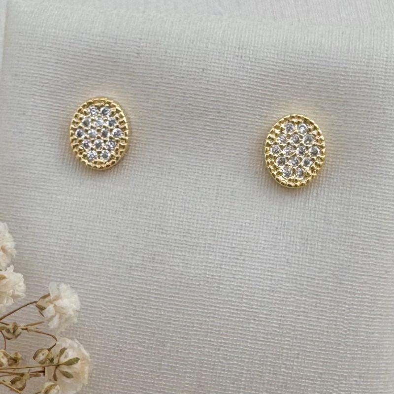 07.2664.1.O - Brinco oval cravejado com boda de spikes lisos