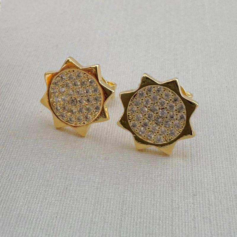 07.2665.1.O - Brinco em formato sol com central circular cravejada e raios lisos