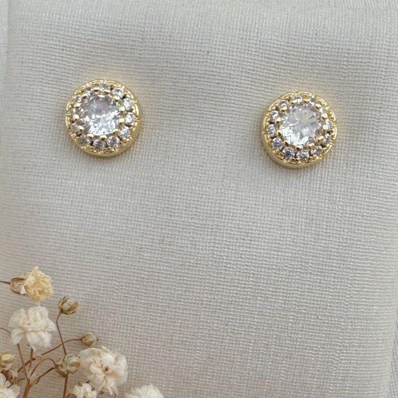 07.2666.1.O - Brinco de formato moeda com pedra central grande e uma fileira de cravação em volta