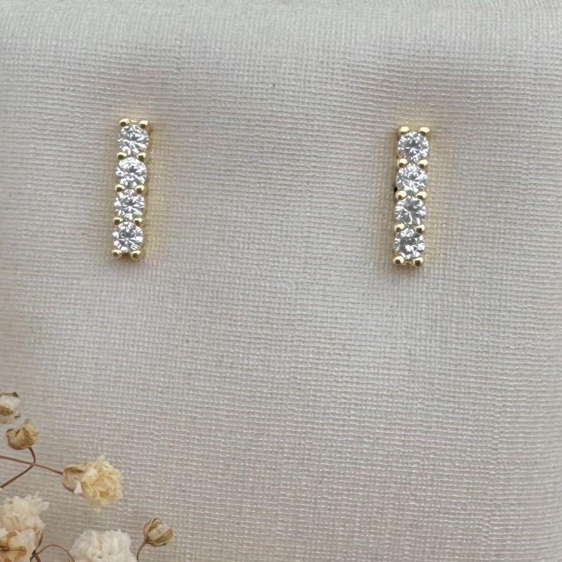 07.2667.1.O - (Tam. G) Brinco de formato traço de quatro pedras