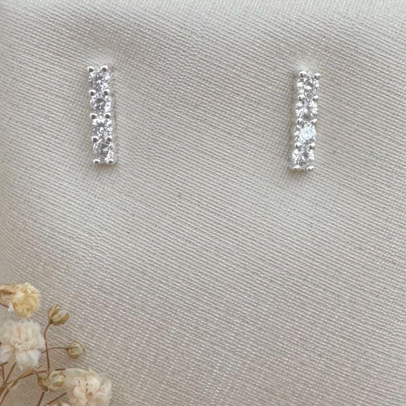 07.2667.1.S - (Tam. G) Brinco de formato traço de quatro pedras