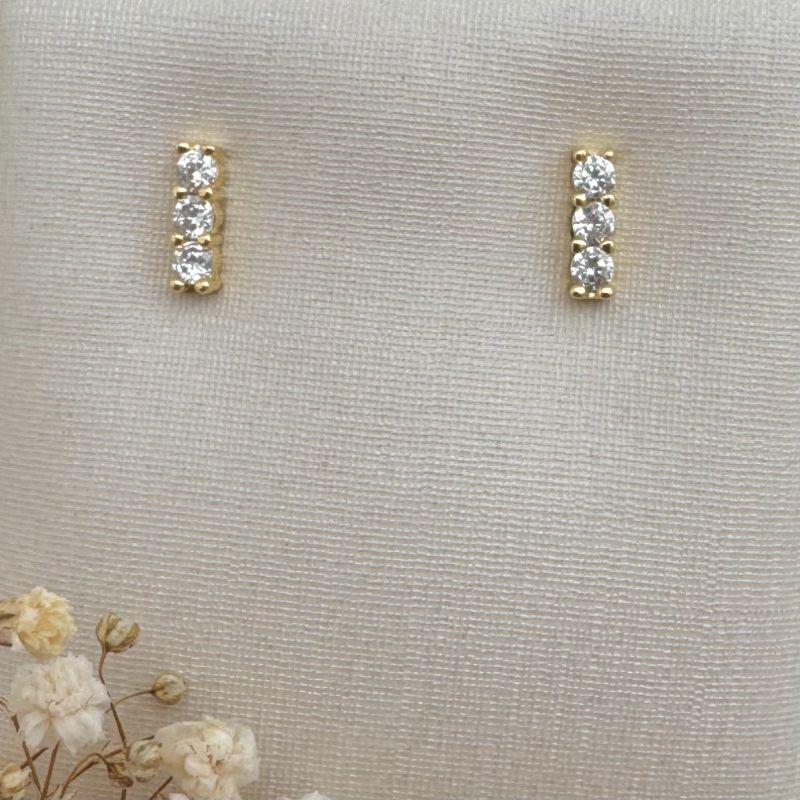 07.2668.1.O - (Tam. P) Brinco de traço cravejado reto de três pedras