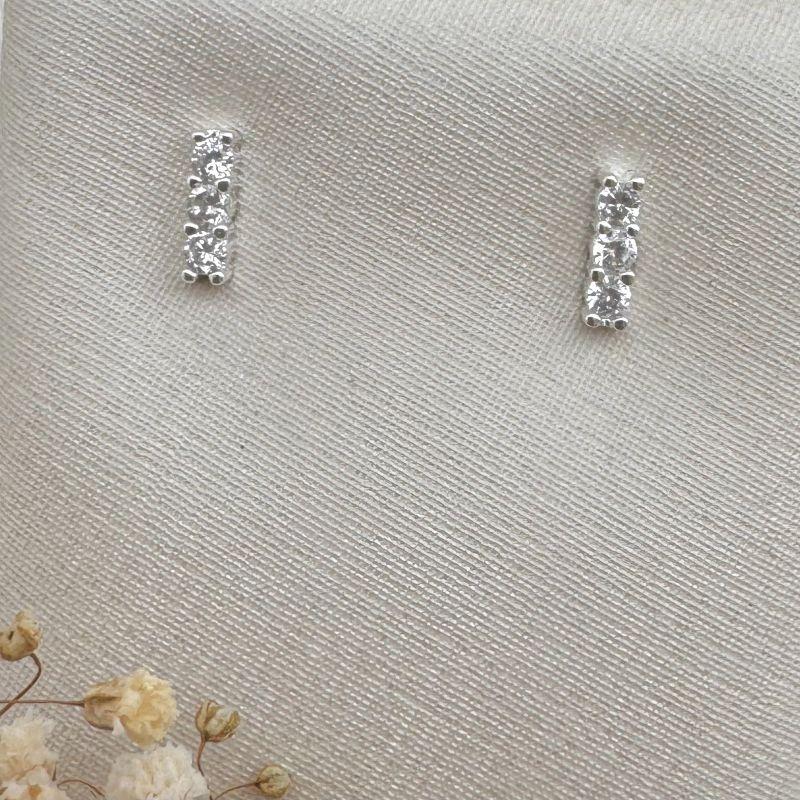 07.2668.1.S - (Tam. P) Brinco de traço cravejado reto de três pedras