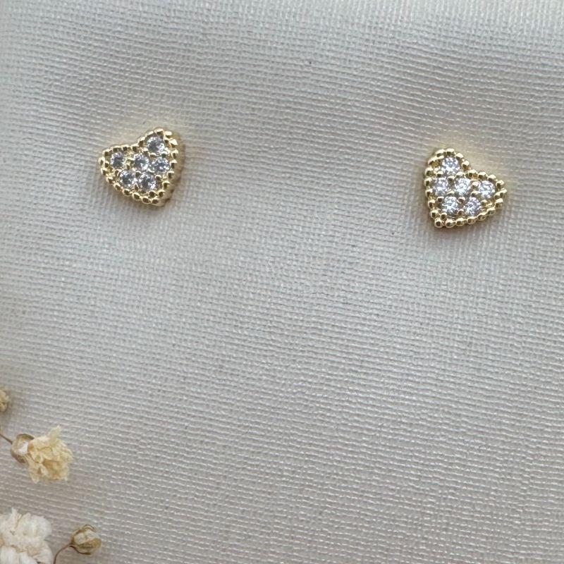 07.2671.1.O - Brinco de coração cravejado com borda em spikes