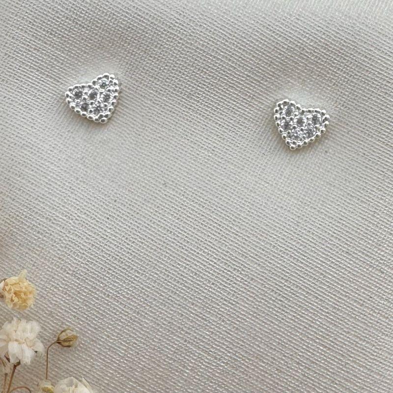 07.2671.1.S - Brinco de coração cravejado com borda em spikes