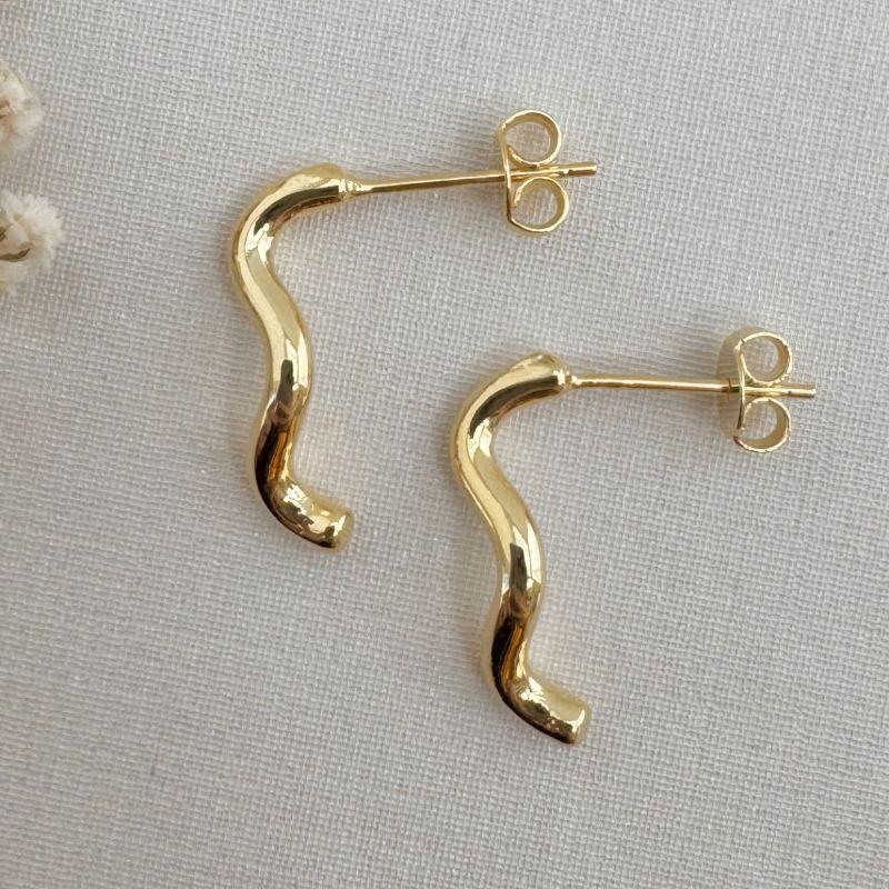 07.2672.0.O - Brinco de tubo liso longo em efeito ondulado