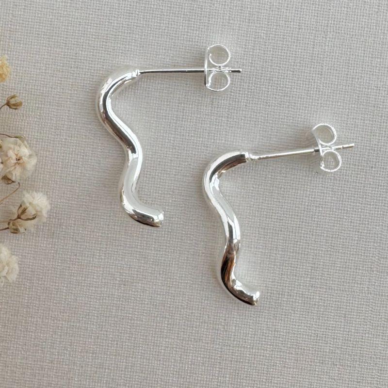 07.2672.0.S - Brinco de tubo liso longo em efeito ondulado