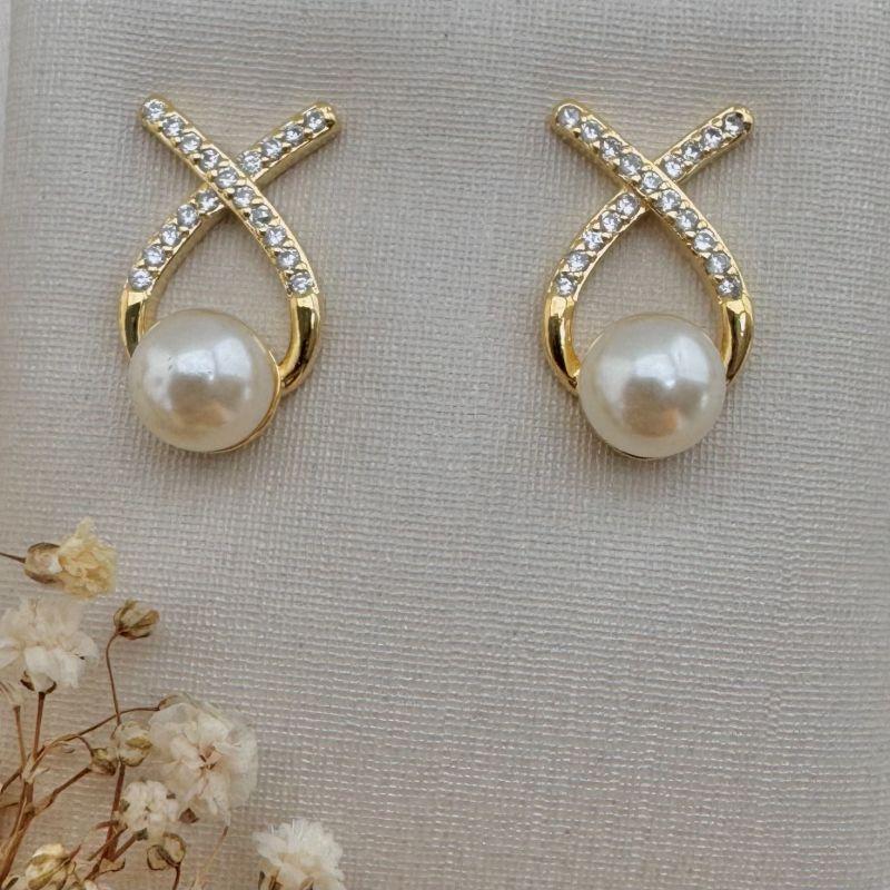 07.2675.15.O - Brinco simbolo do combate ao cancêr cravejado com pérola na parte inferior