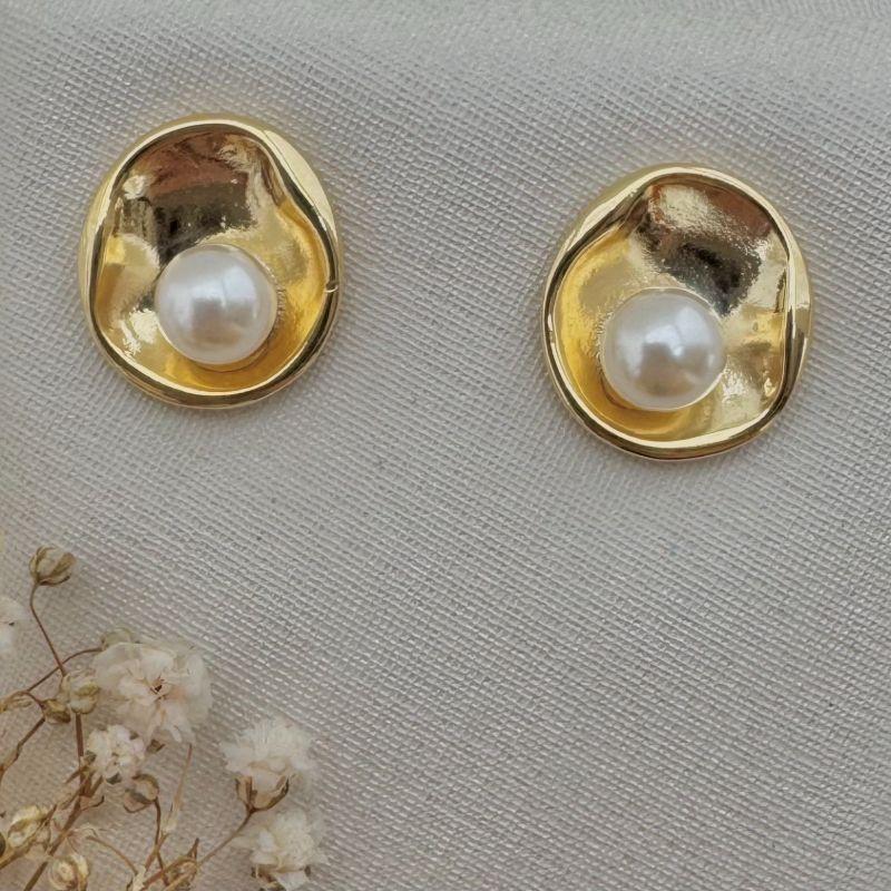 07.2676.15.O - Brinco de chapa em orgânico com pérola em parte inferior