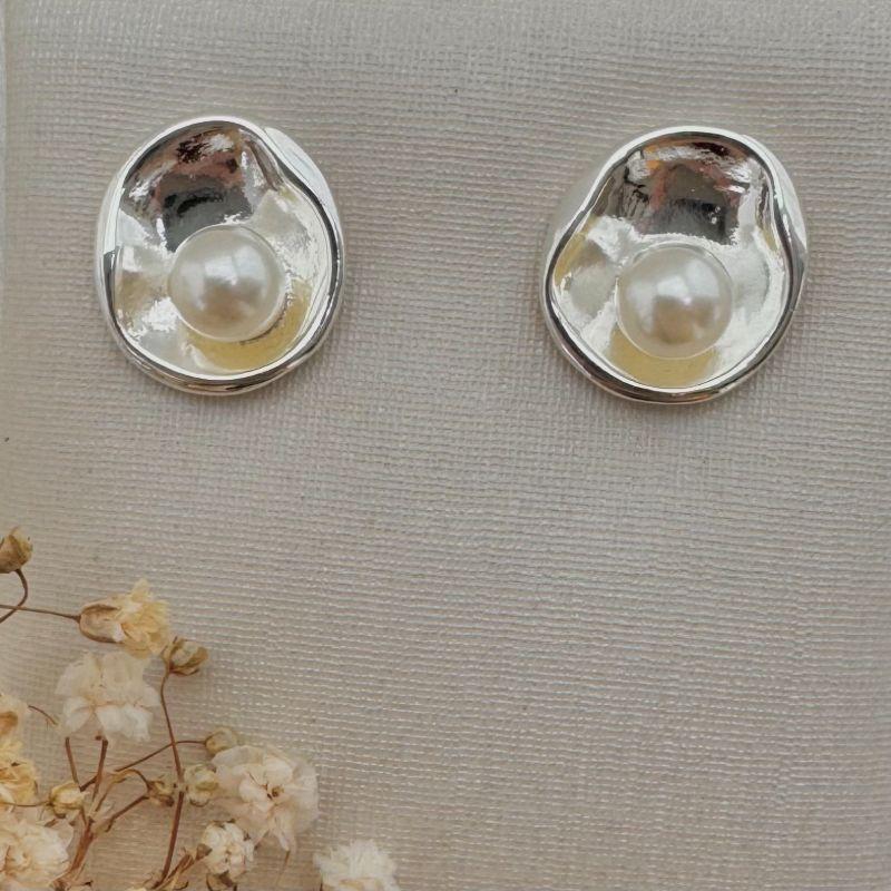 07.2676.15.S - Brinco de chapa em orgânico com pérola em parte inferior