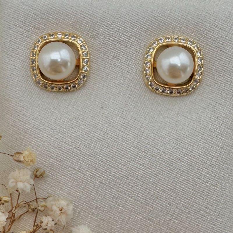 07.2678.15.O - Brinco de pérola central com uma borda quadrada cravejada separada