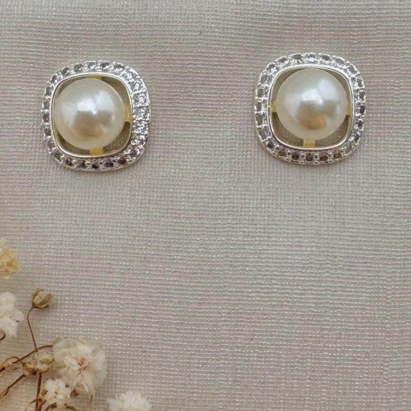 07.2678.15.S - Brinco de pérola central com uma borda quadrada cravejada separada