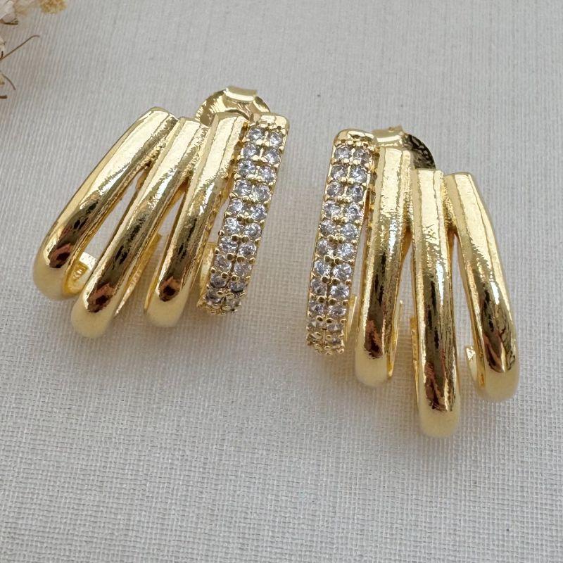 07.2682.1.O - Brinco de quatro barras largas em formato J com três lisas e uma cravejada