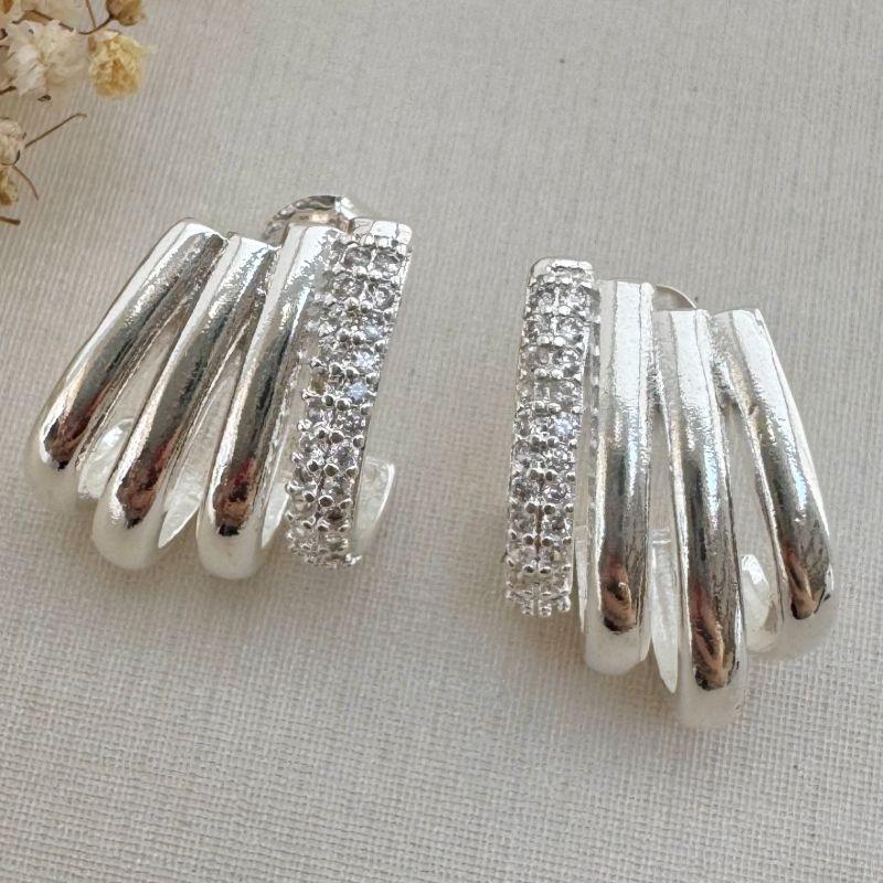 07.2682.1.S - Brinco de quatro barras largas em formato J com três lisas e uma cravejada