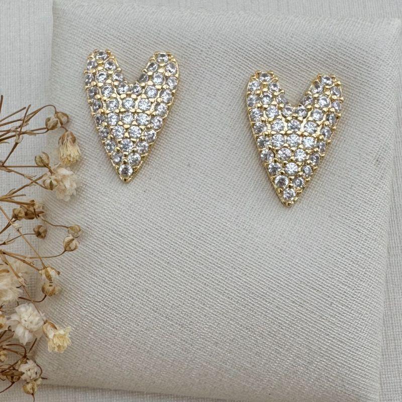 07.2683.1.O - (Tam. G) Brinco de coração longo cravejado. Maior de dois