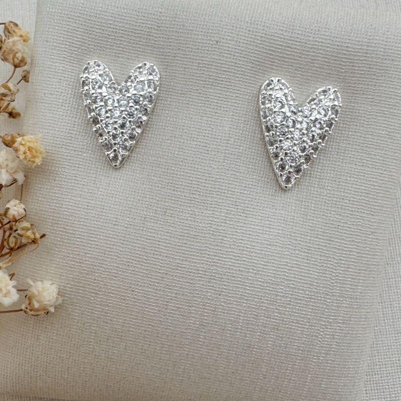 07.2684.1.S - (Tam. M) Brinco de coração longo cravejado. Maior de dois