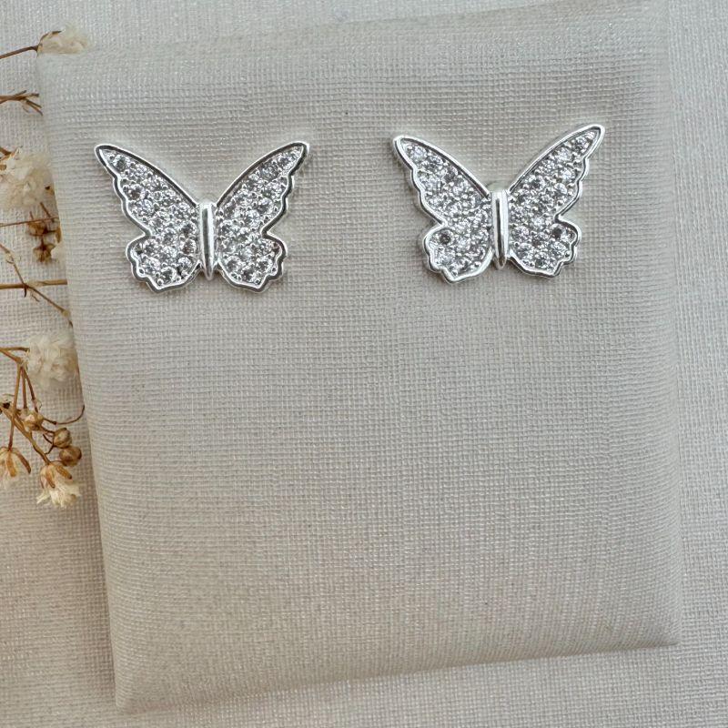07.2687.1.S - Brinco de formato borboleta desenhada cravejada com mini borda