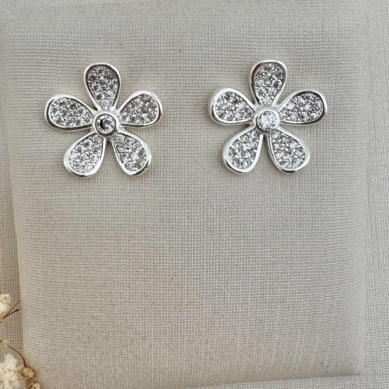 07.2689.1.S - Brinco margarida comprida cravejada com borda fina