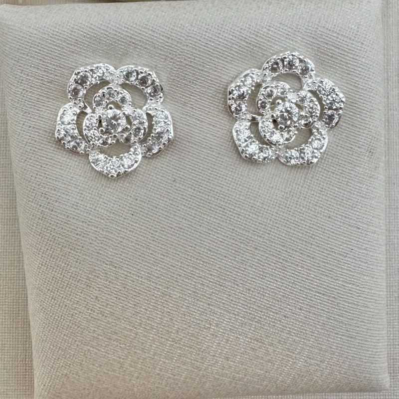 07.2690.1.S - Brinco de flor silhueta Dalia cravejada com central de ponto de luz