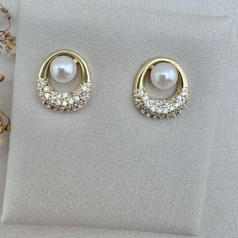 07.2691.15.O - (Tam. G) Brinco de pérola com arco de parte inferior cravejada