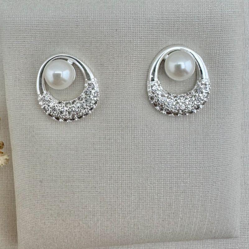 07.2691.15.S - (Tam. G) Brinco de pérola com arco de parte inferior cravejada