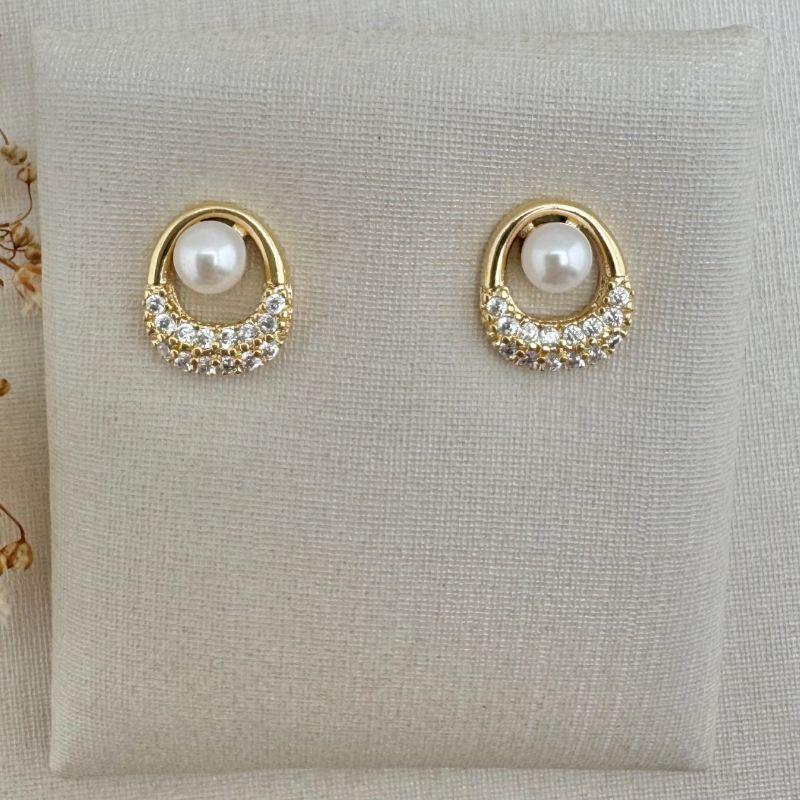 07.2692.15.O - (Tam. M) Brinco de pérola com arco de parte inferior cravejada